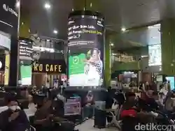 Cerita Pemudik di St Gambir Membawa Oleh-oleh Dimsum-Lapis Legit dari Jakarta